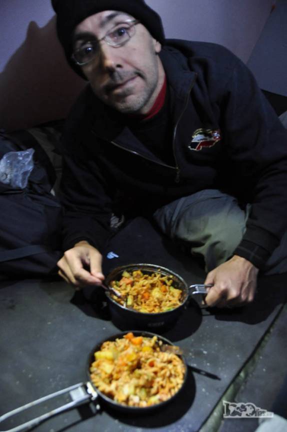 Macarrão enriquecido com muitos legumes na nossa 1a noite na travessia do Parque Nacional da Serra dos Órgãos, no Rio de Janeiro, aos pés do Castelo do Açu